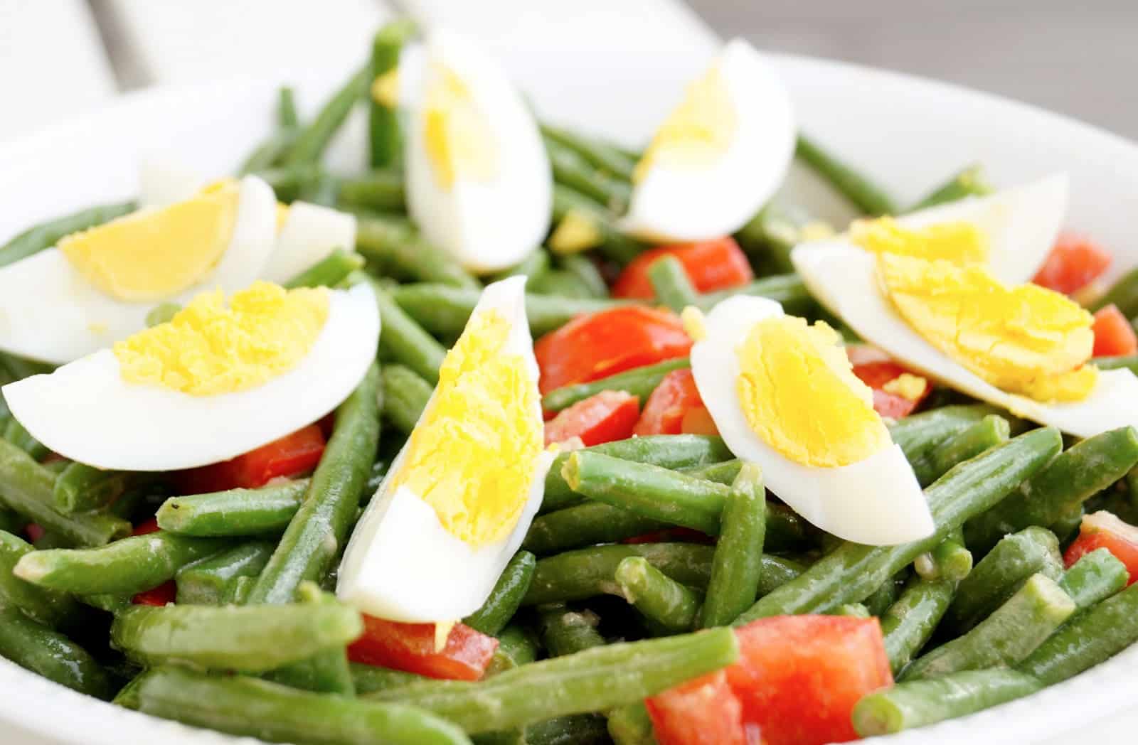 Salade de haricots verts aux oeufs et aux tomates