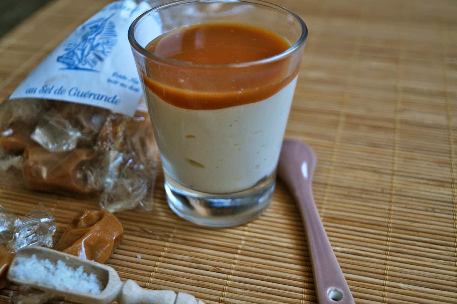 Mousse à la vanille sauce caramel au beurre salé