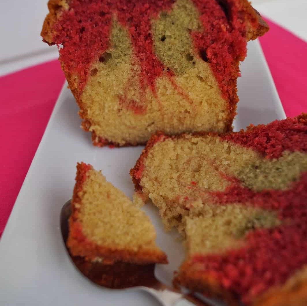 Cake marbré tricolore pistache-framboise-vanille