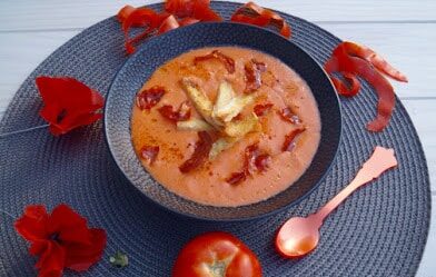 Gaspacho 100% tomates, croûton à l'ail et chorizo grillé