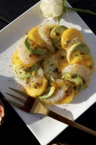 Carpaccio de St Jacques à l'avocat, mangue et vinaigrette passion