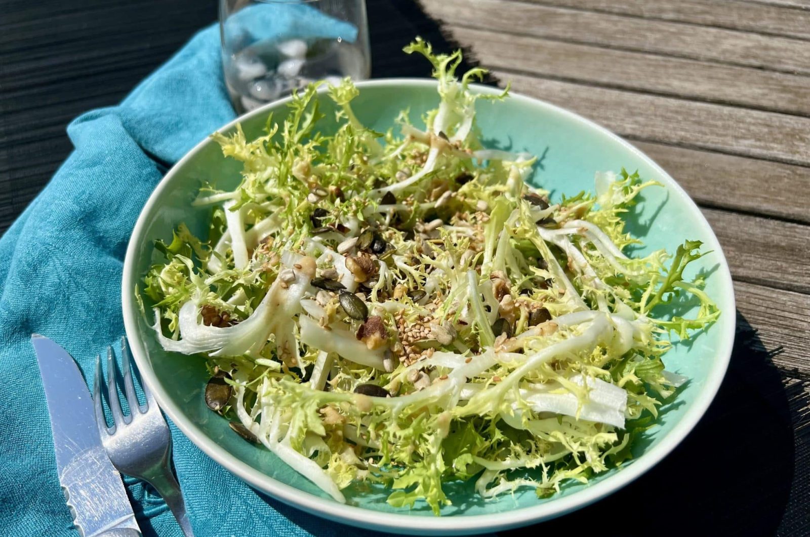 Salade frisée sauce tahini et graines