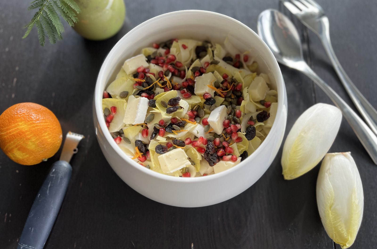 Salade d'endives, grenade, cranberries, brie et graines de courge