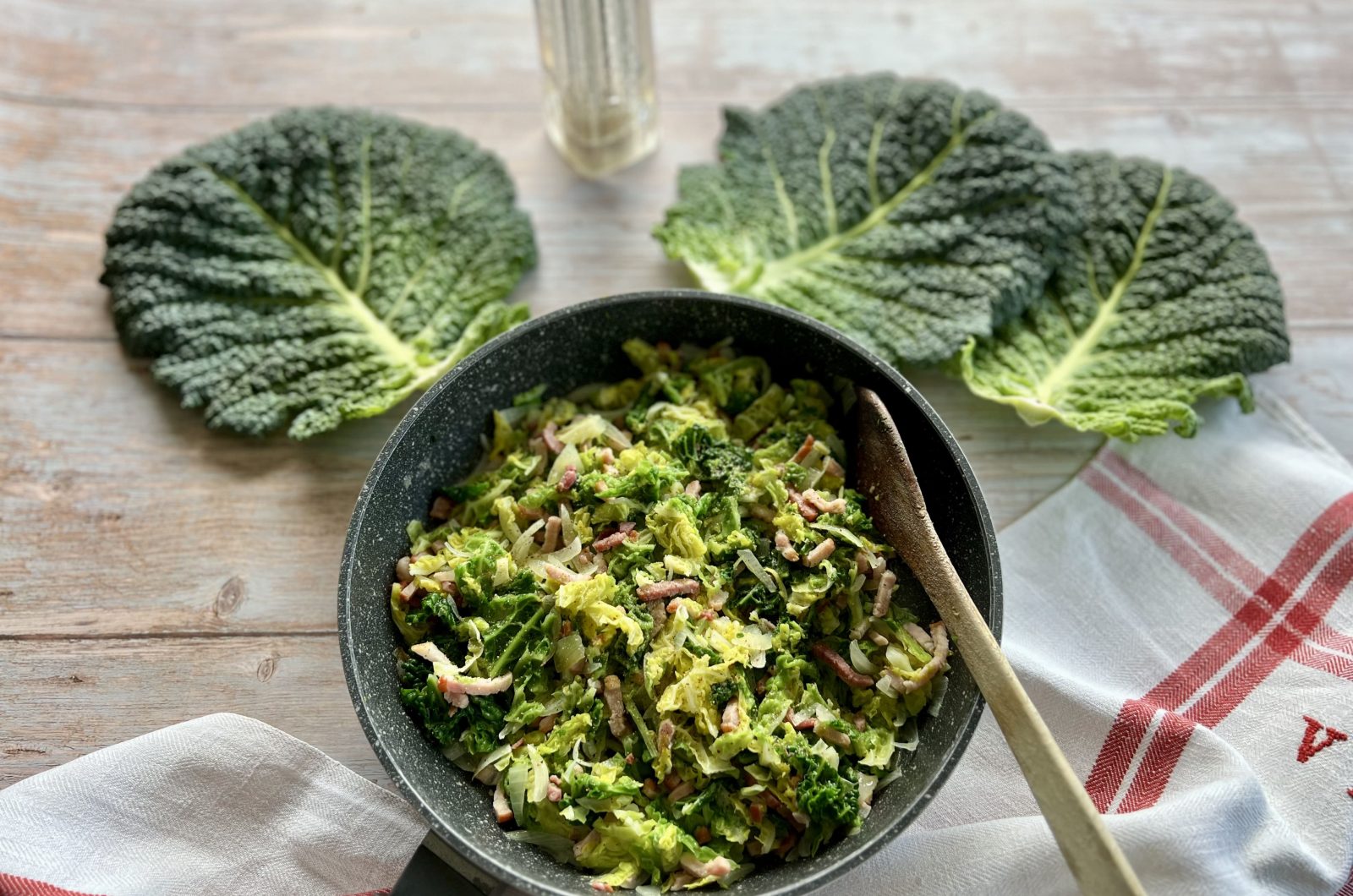 Poêlée de chou vert aux lardons