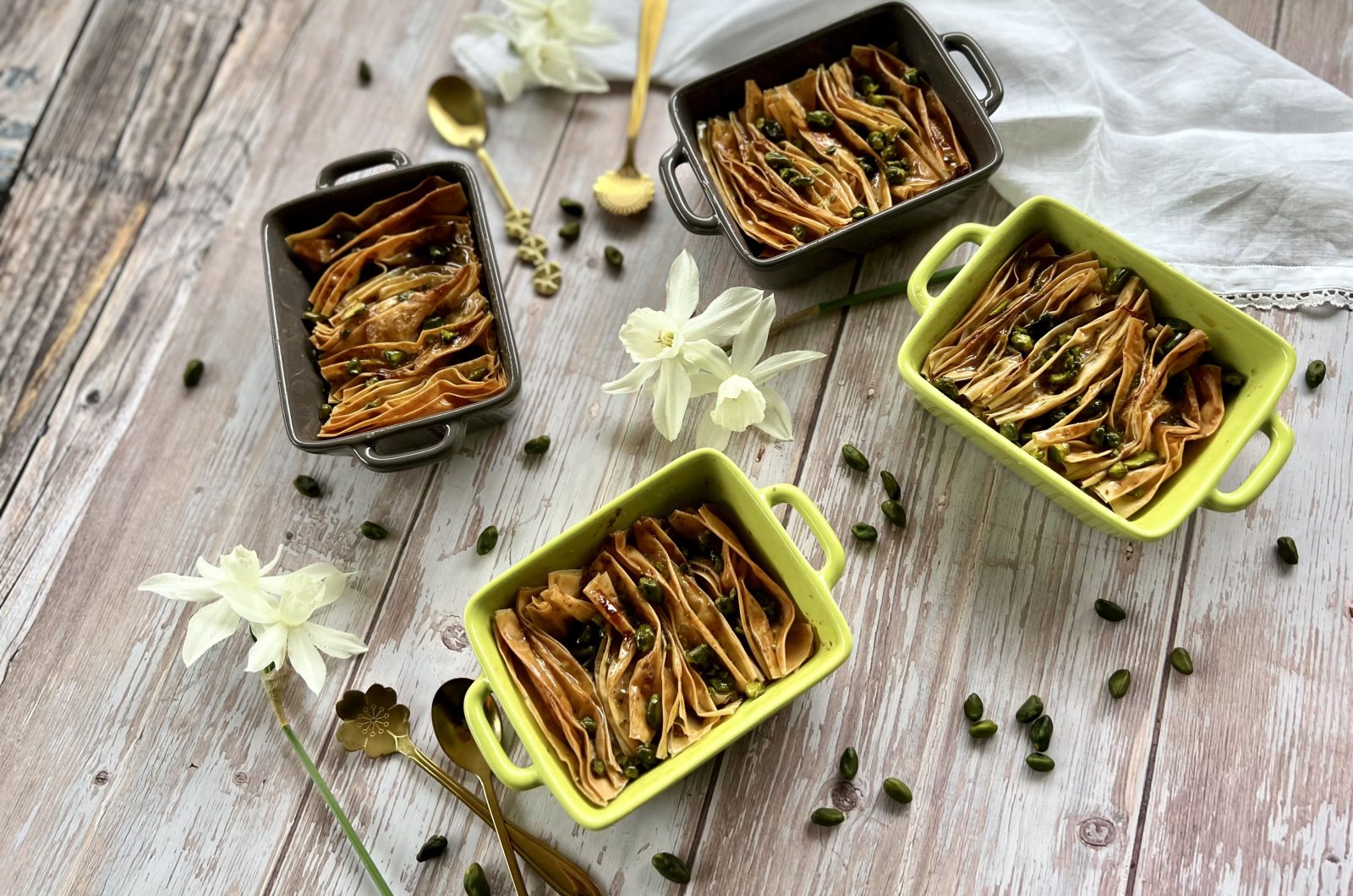 Crinkle cake à la crème, épices, pistaches et fleur d’oranger