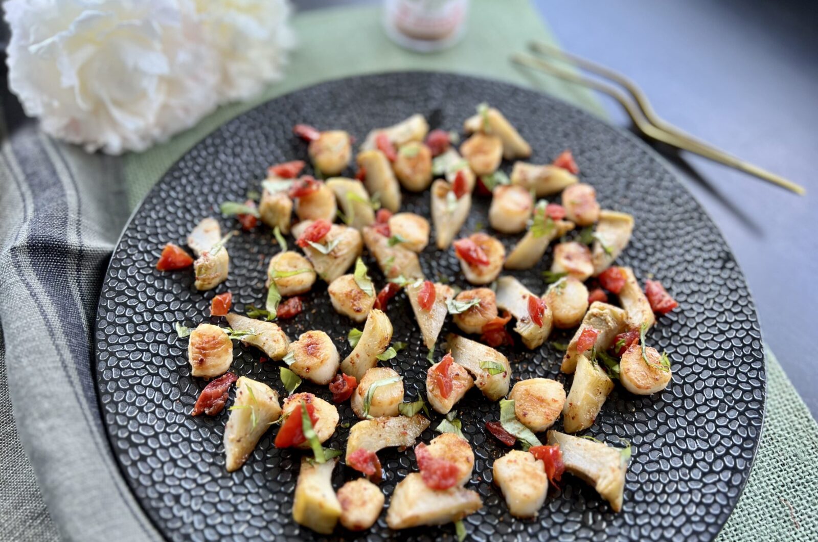 Poêlée de pétoncles, artichauts et tomates confites