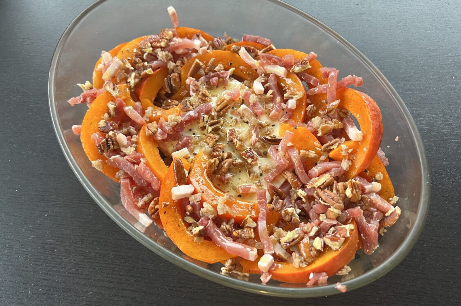 Potimarron rôti à la feta, noix et lardons