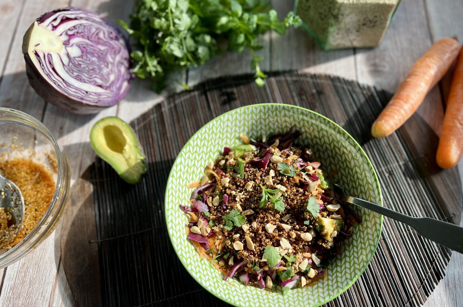Salade de chou rouge, carotte, avocat et quinoa croustillant