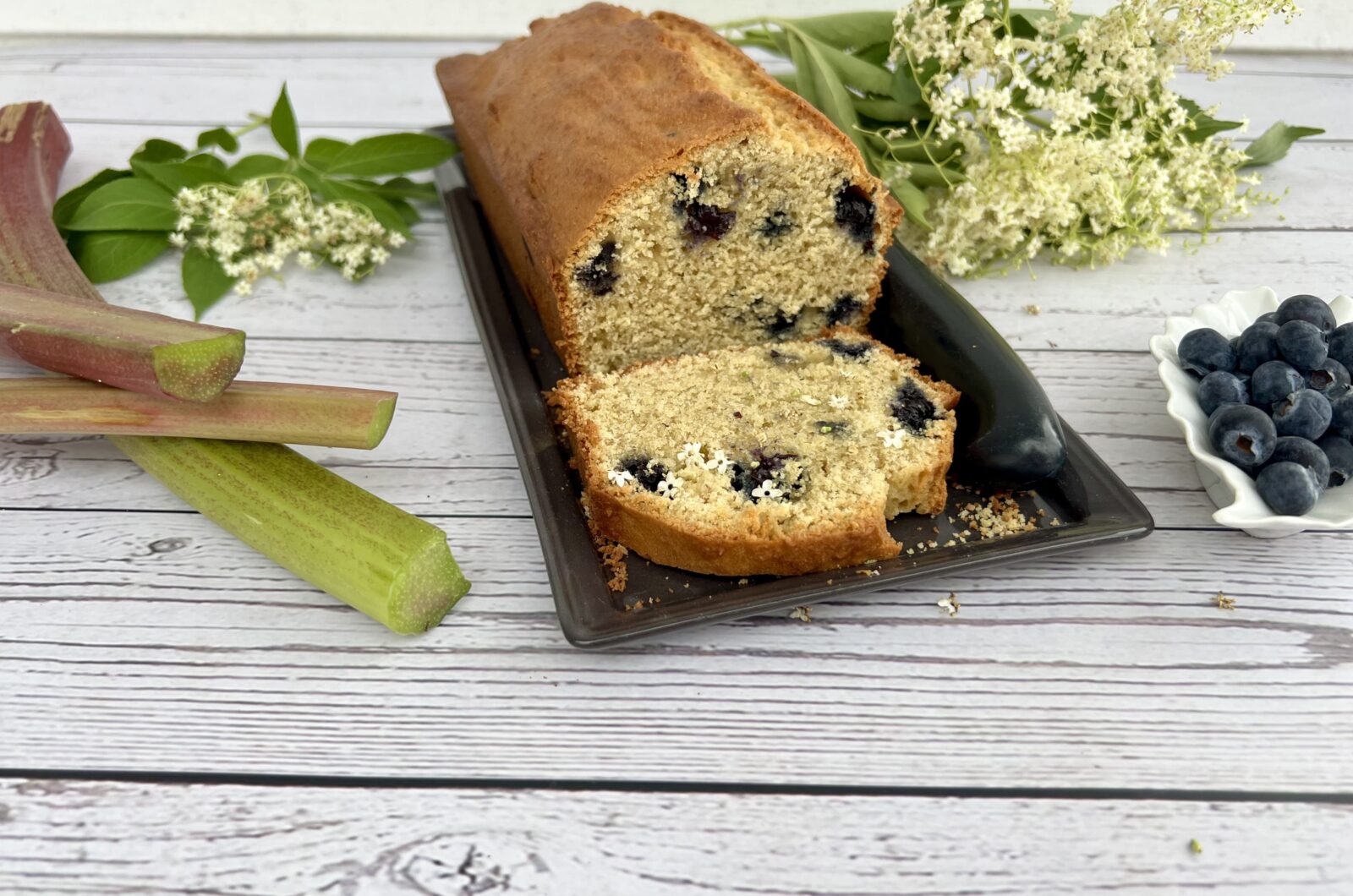 Cake rhubarbe, myrtilles, fleur de sureau
